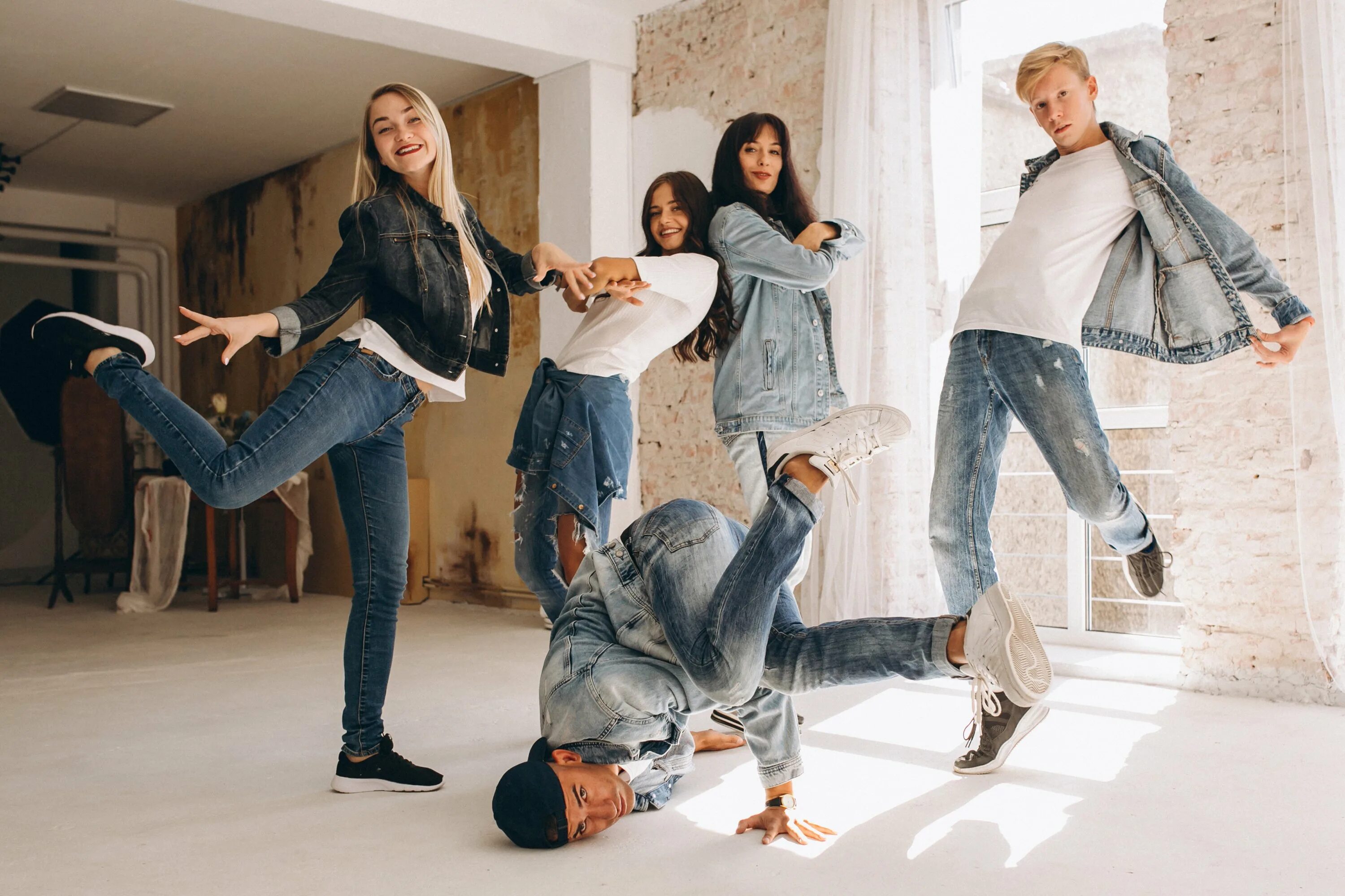 Современные танцы. Современные молодежные танцы. Молодежь в джинсах. Джинсовый стиль для групповой фотосессии.