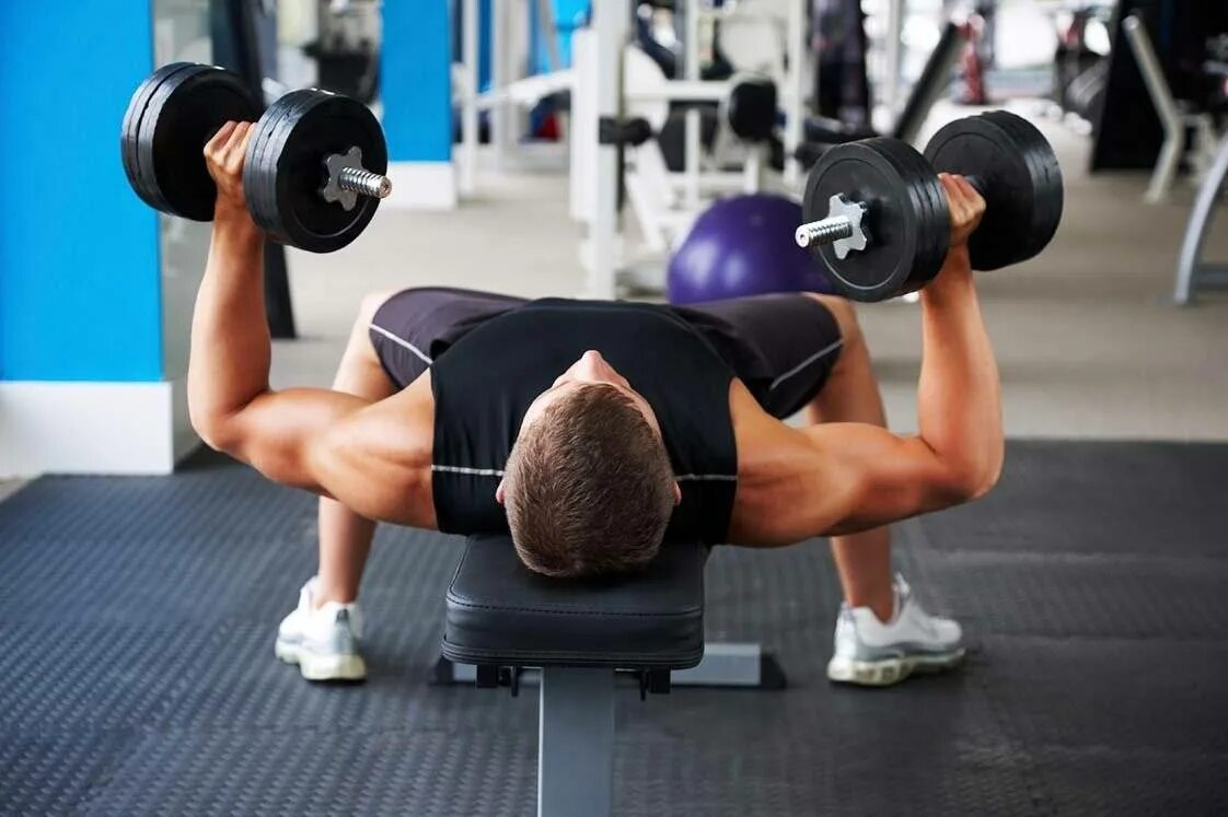 Гриф для французского жима. Жим гантели лежа одной рукой. Жим ez грифа. Bench press жим лежа. Упражнение жим гантелей лежа.