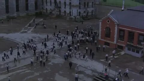 Убегать двор