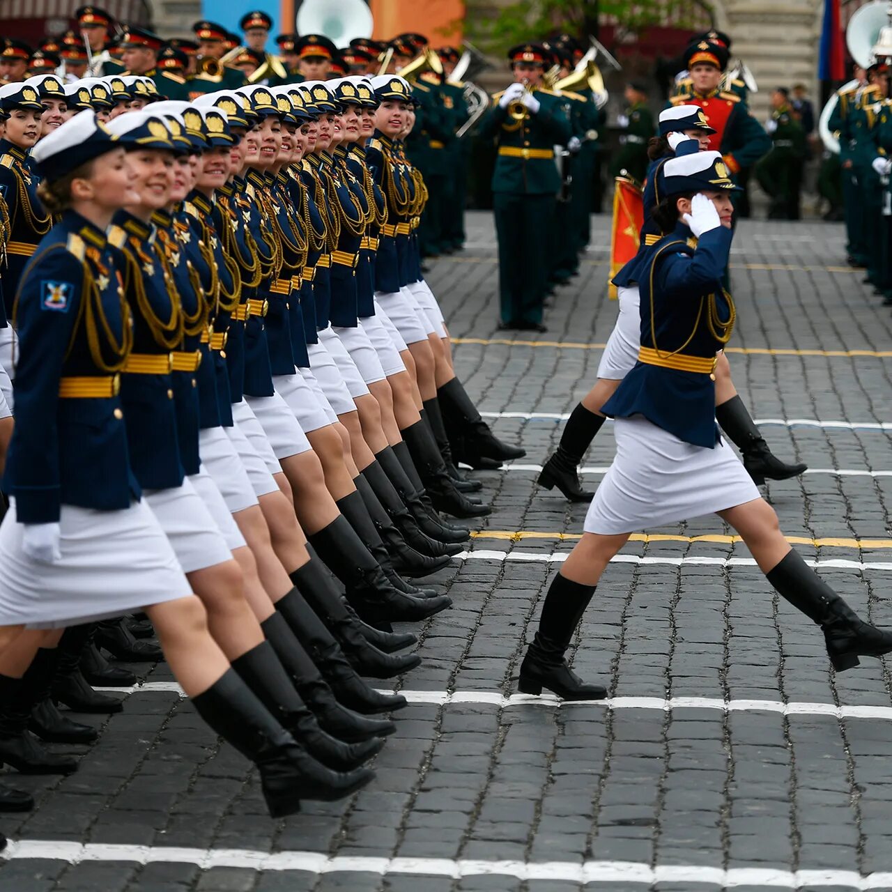 Марш девушки. Курсанты вумо парад. девушки на параде. девушки военные на параде. девушки на параде победы.