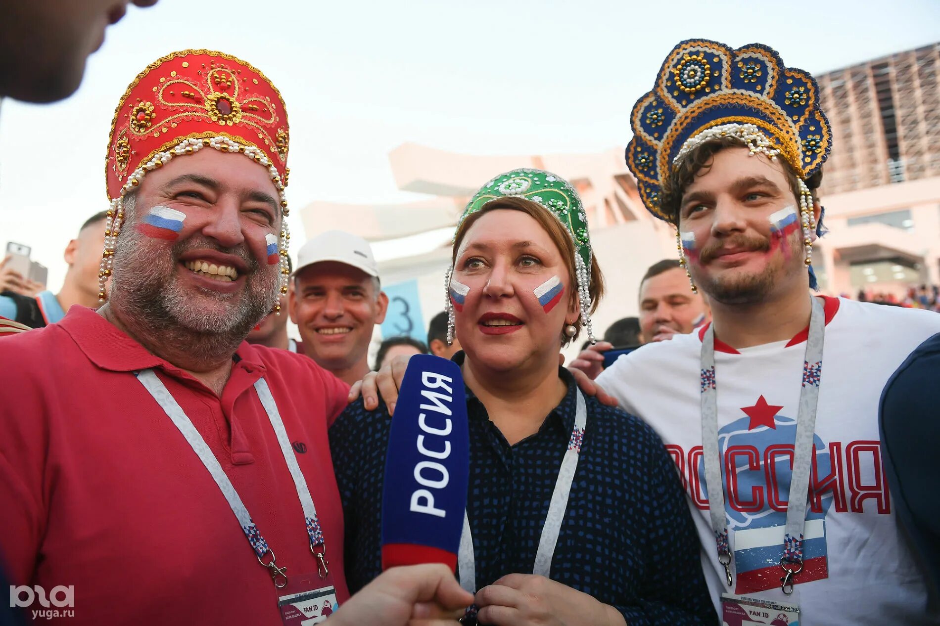 Болельщики на матче россия. Чемпионат в России по футболу 2018 кокошники. Русские болельщики на ЧМ 2018 В кокошниках.