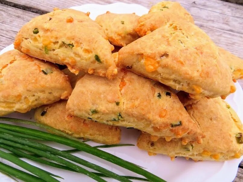 Очень сырные рецепты. Сырные сконы. картофельные сконы. сырные булочки сконы. сырные сконы с зеленым луком.