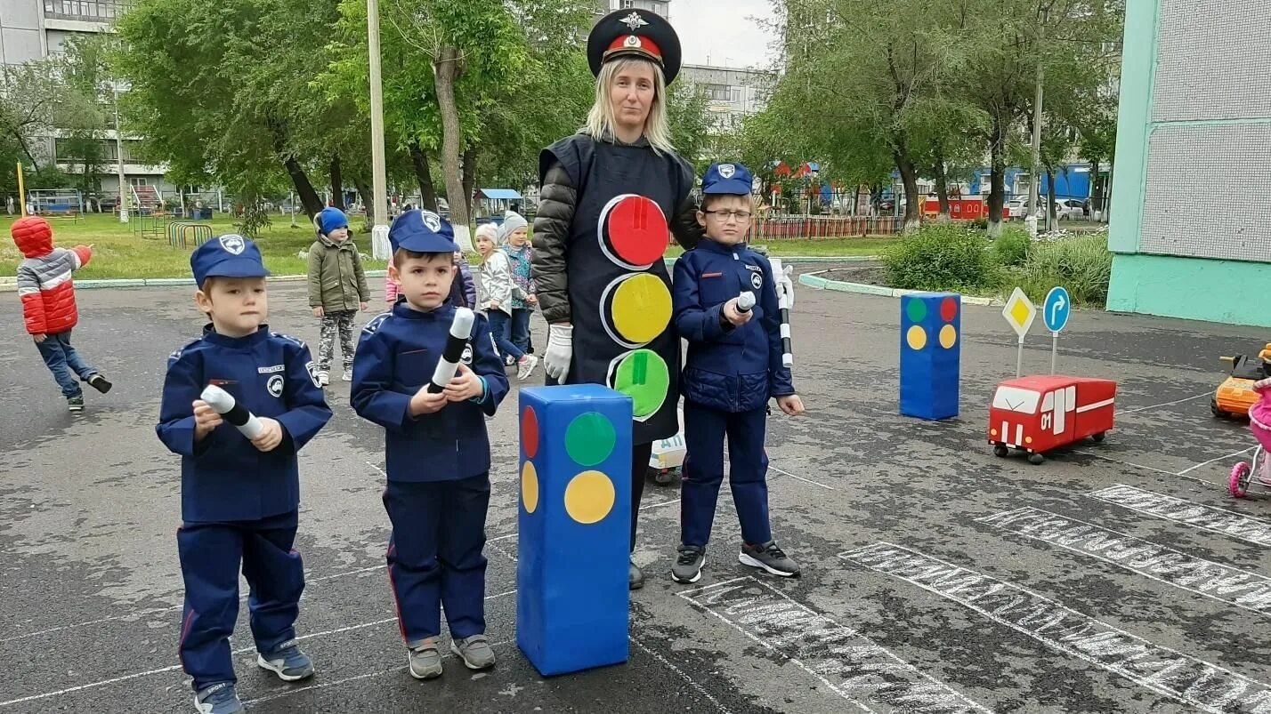 Дорожное движение в детском саду. Правилам дорожного движения в детском саду. Изучение правил дорожного движения в детском саду. Игрушки по ПДД В детском саду.