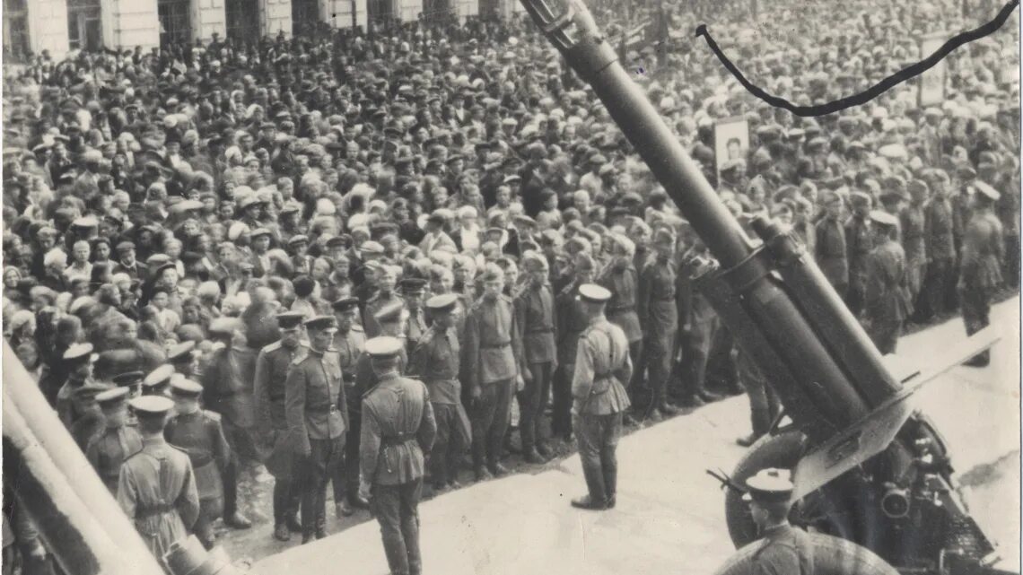 1945 го. Томск в 1945 году. известие о победе 1945. день победы томск 1945. встречают новость о победе 1945.