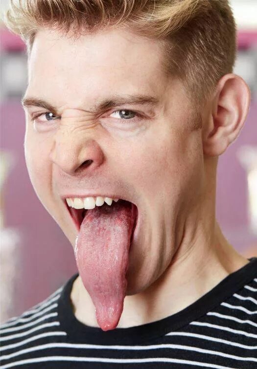 Самый большой язык в мире у человека. Мужик с большим языком. Мужик с большим языком. Мужик с большим языком. Мужик с большим языком.