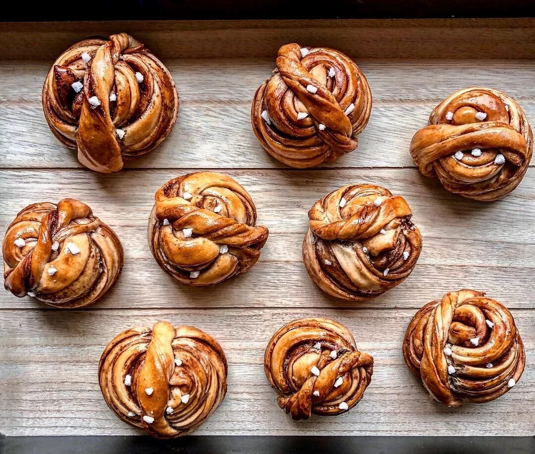 Шведские булочки. Шведские булочки с корицей kanelbulle. Канельбуллар (булочки с корицей). Шведские булочки с корицей Канелбуллар. Бриошь шведская с кардамоном.