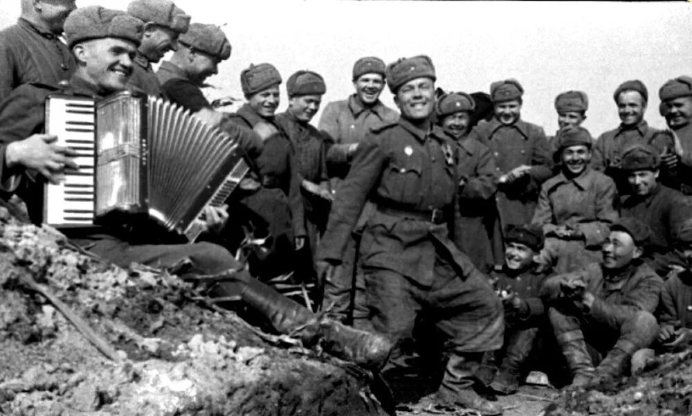 Гармонь Великой Отечественной войны 1941-1945. Солдат с гармонью 1941-1945. Советские солдаты ВОВ на привале.
