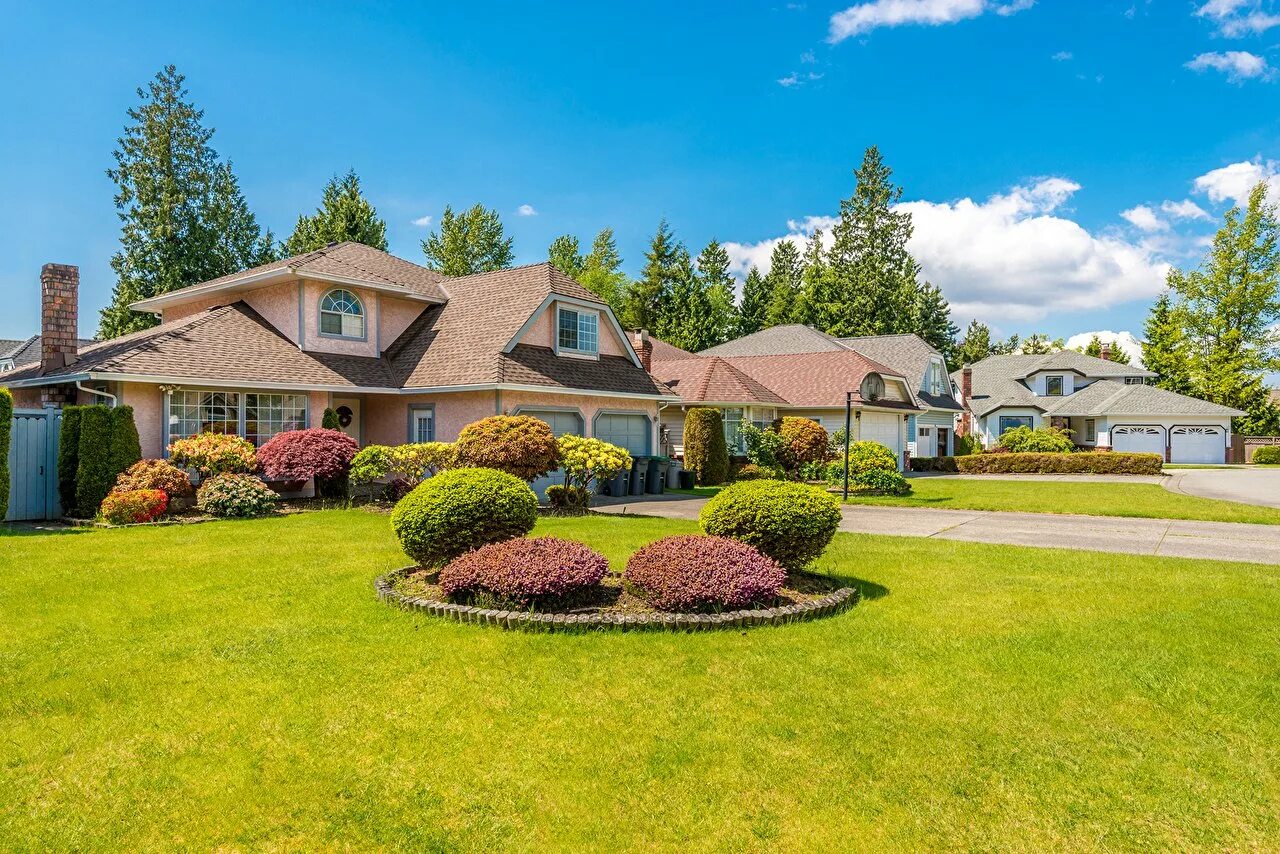 Ландшафт перед домом. Красивый газон на участке. Газон на участке. Варвара докшина ландшафтный дизайнер. Ландшафт участка.