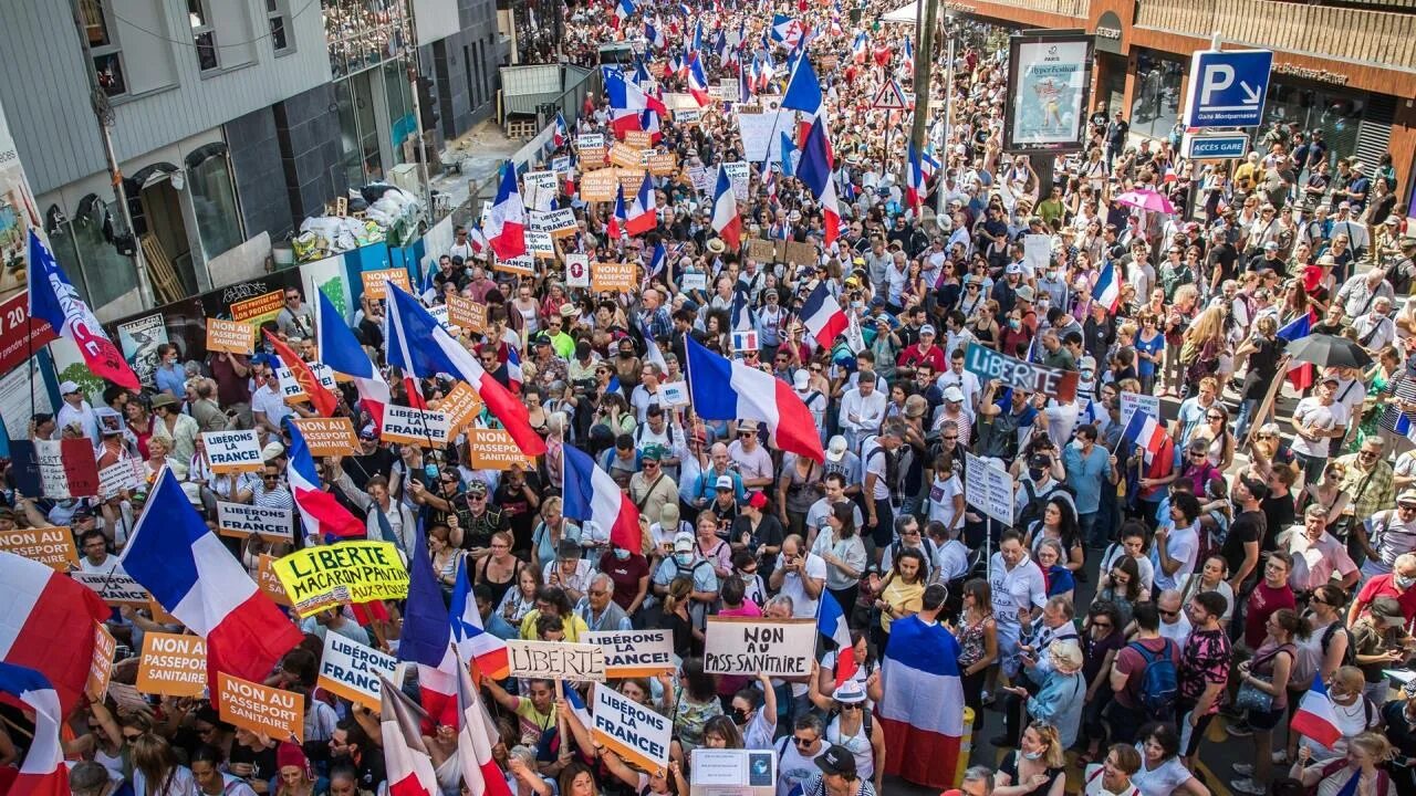 Француз причина. Митинги во Франции. Массовые протесты во Франции. Манифестация во Франции сейчас. Народ бастует Франция.