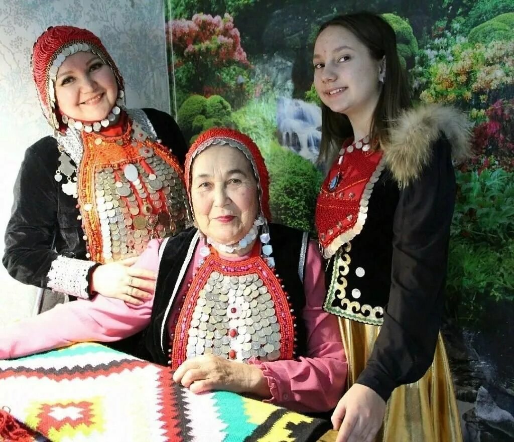 Башкирское украшение для кос. Тушелдерек нагрудник башкирский. башкирский национальный костюм тушелдерек. башкирские национальные украшения. башкирские женские украшения.