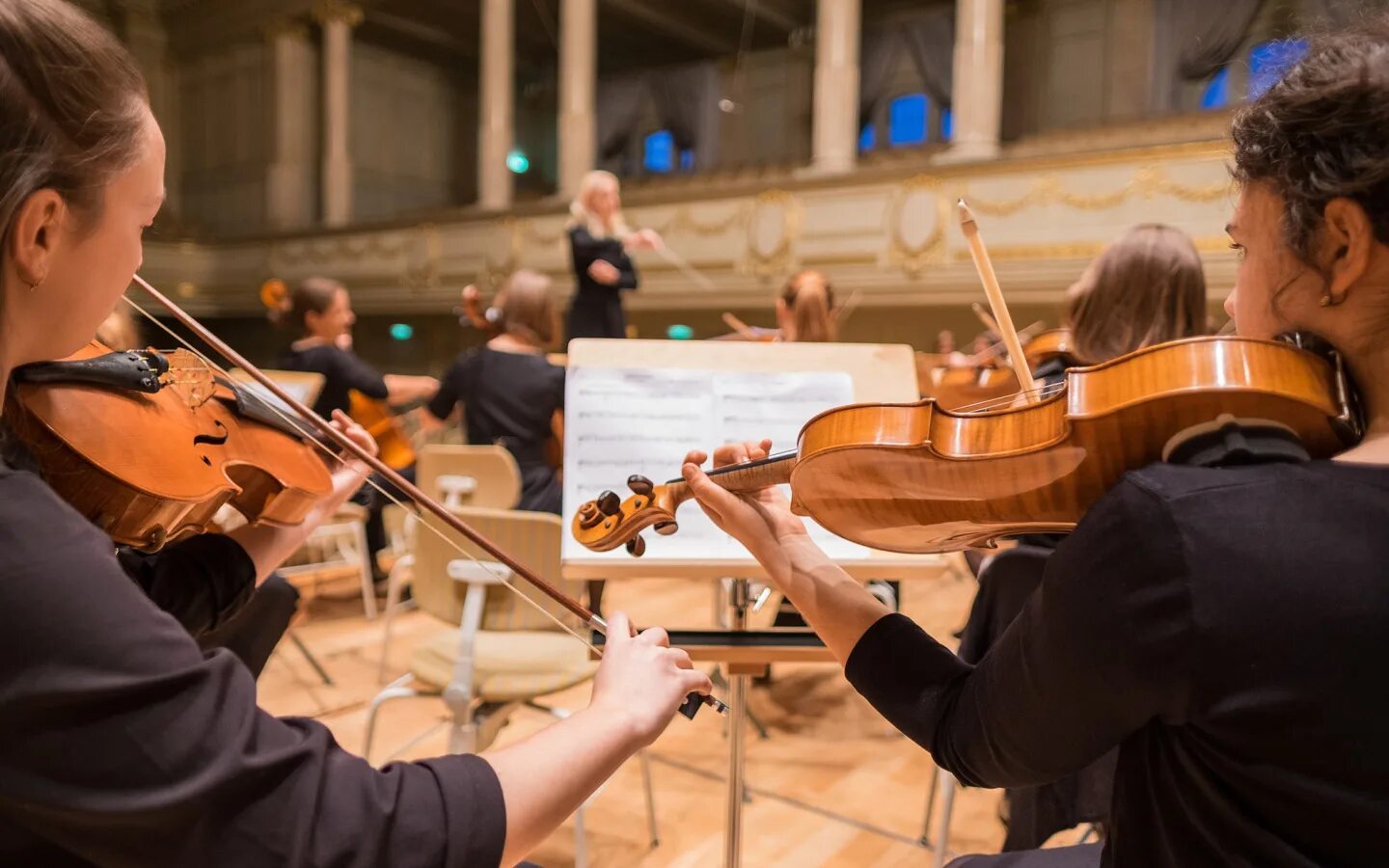 Камерный оркестр «Antonio-orсhestra». Играющий оркестр. Скрипачка оркестра