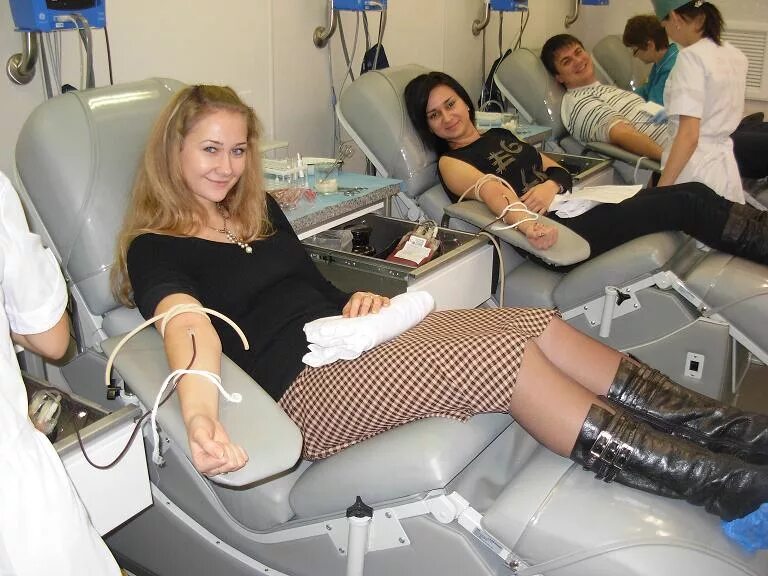 Доноры сдают кровь за деньги. Станция переливания крови Воскресенск. Донорство крови студенты фото. Станции переливания крови за деньги.