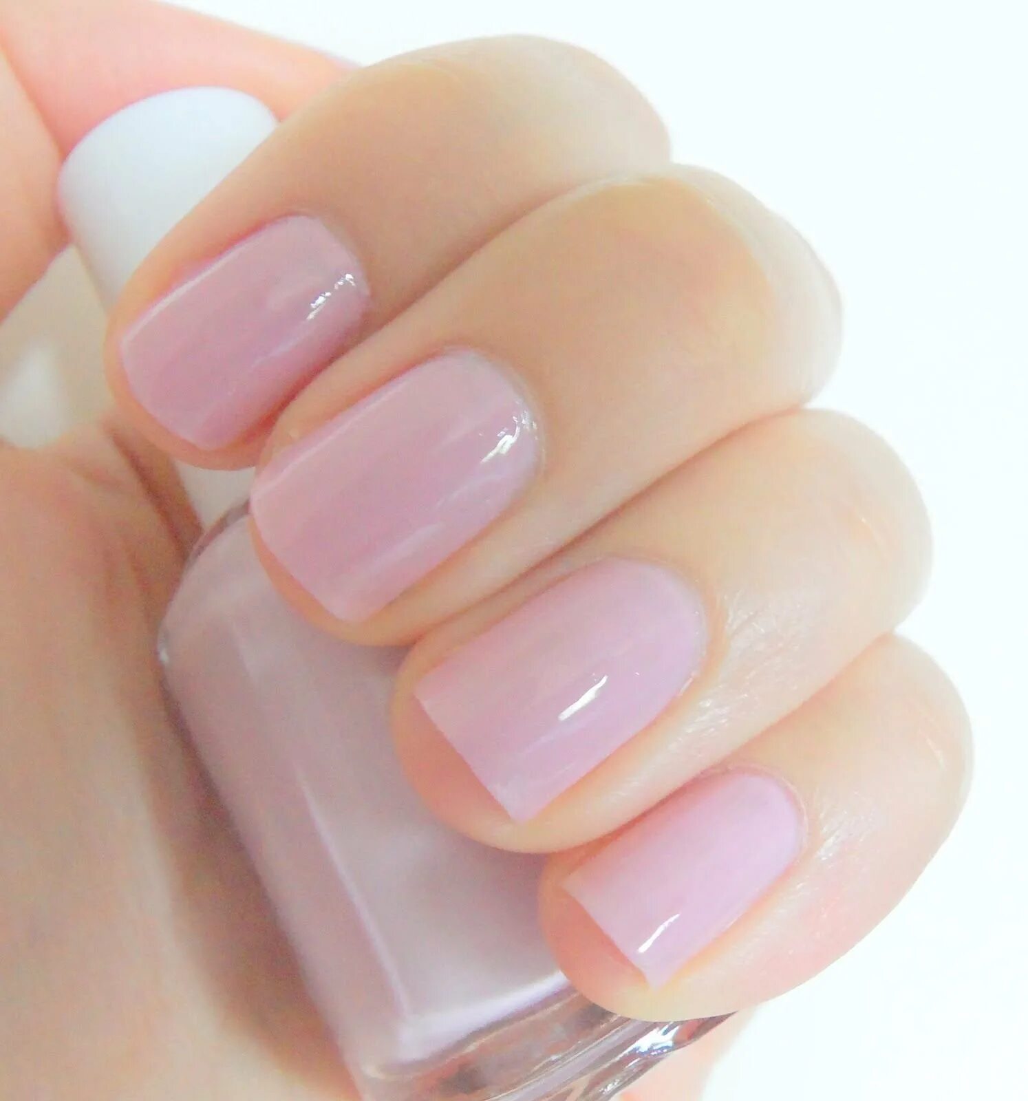 Лак Эсси молочно розовый. Полупрозрачный розовый лак Essie Gel. Гель-лак Elpaza Charm Фея 015. Essie полупрозрачный нюдовый.