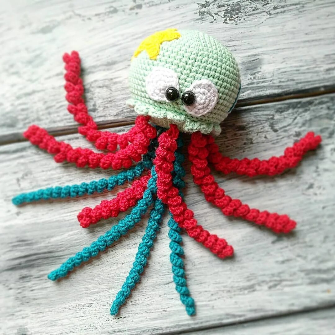 Медуза крючком амигуруми. Вязаная медуза крючком. Медузки крючком. Медуза связанная крючком. Медуза крючком амигуруми.