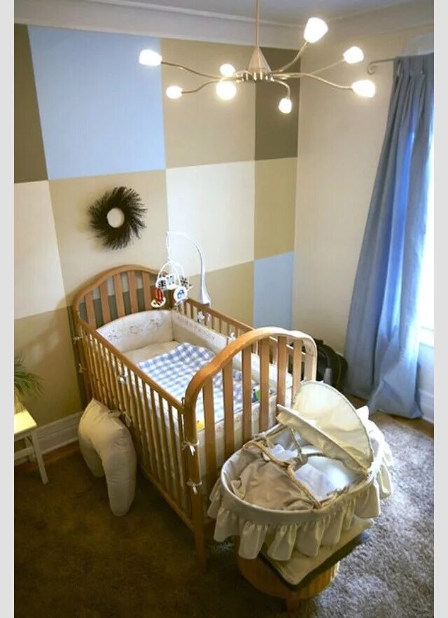 Комната для новорожденного и родителей. Детские кроватки в однокомнатной квартире. Маленькая спальня с детской кроваткой. Спальня совмещенная с детской кроваткой. Детский уголок для новорожденного в спальне родителей.