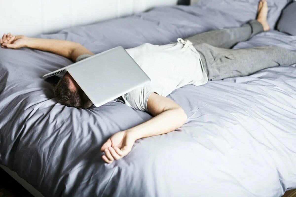 Шаляпин убирал его под кровать. Мужчина на кровати с ноутбуком. Комп в кровати. Ноутбук на кровати.