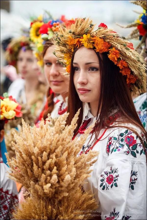 Этнические Украинки. Украинцы народ. Украинские традиции. Украинка в национальном костюме.