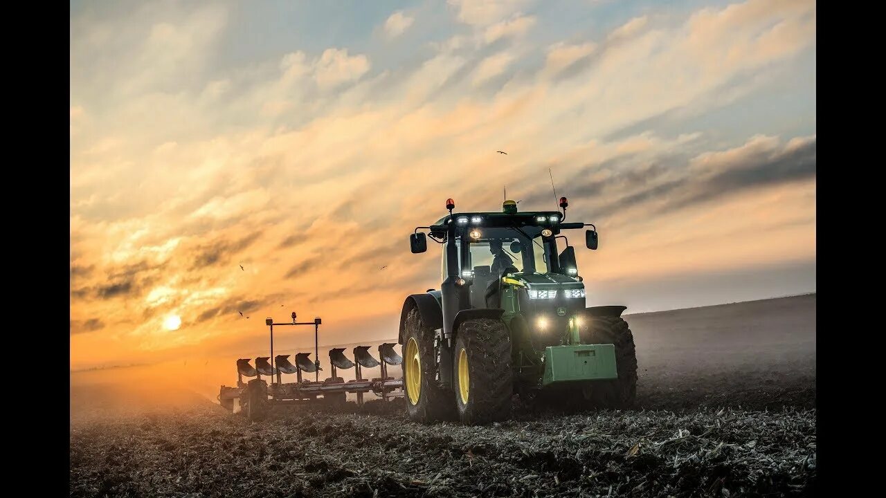 Трактор в поле видео. Трактор джон дир в поле. john deere claas. трактор джон дир с плугом. джон дир 8 в поле.