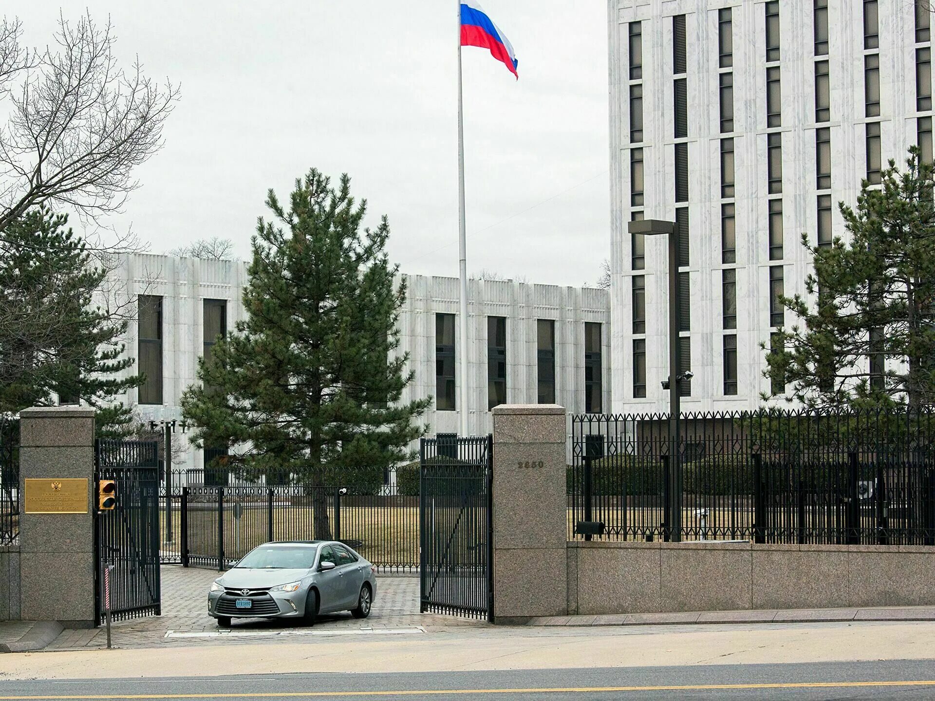 Посольство российской федерации в молдове. Посольство Российской Федерации в Вашингтоне. Посольство РФ В США. Посольство РФ В США медведь. Здание посольства РФ В США.