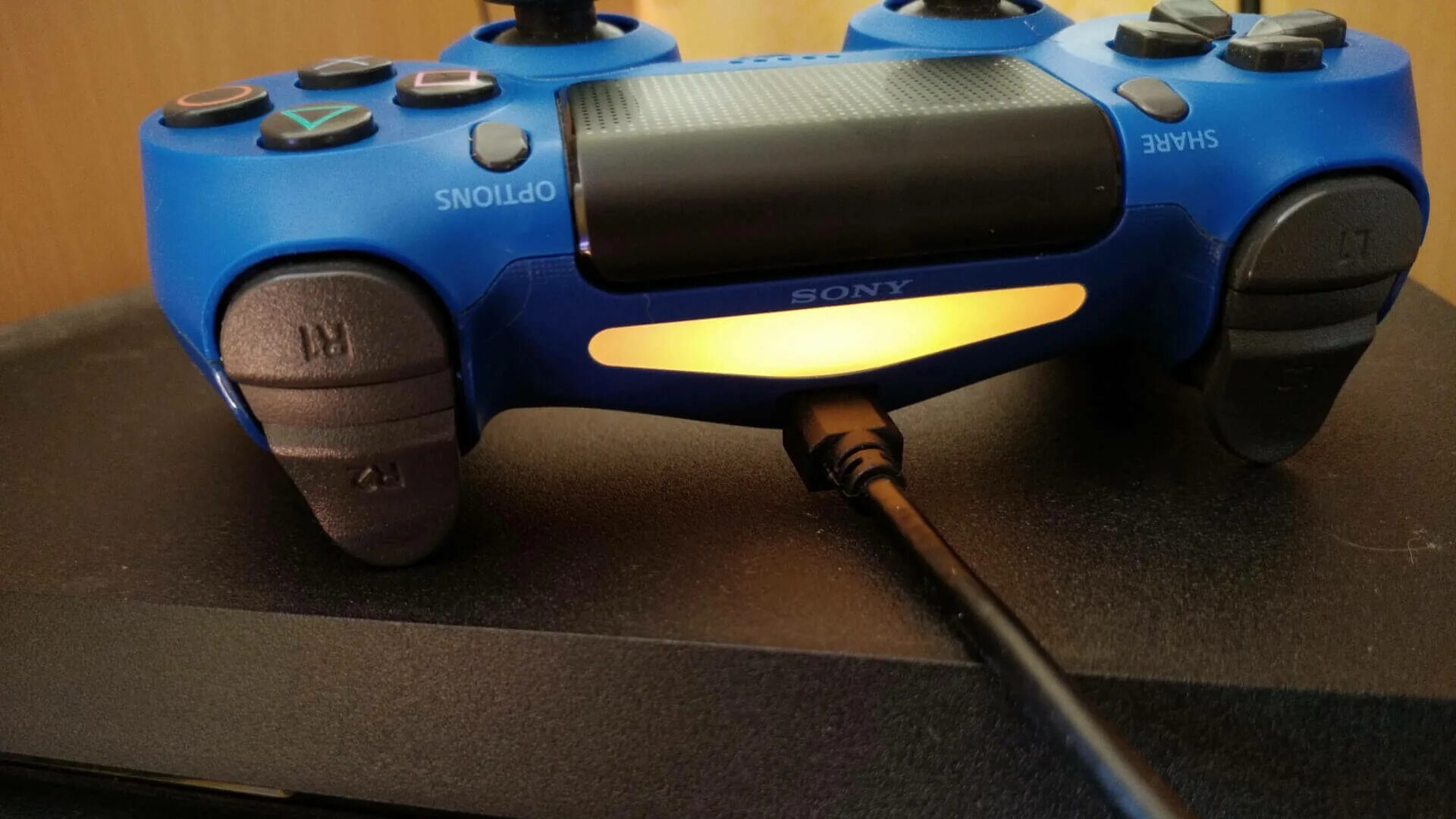 Как понять что геймпад пс4 зарядился. Подставка под джойстики для ps4 бэтман. Ps3 зарядка геймпада от консоли. Геймпад пс4 заряжается. Дуалшок 3 разъём.