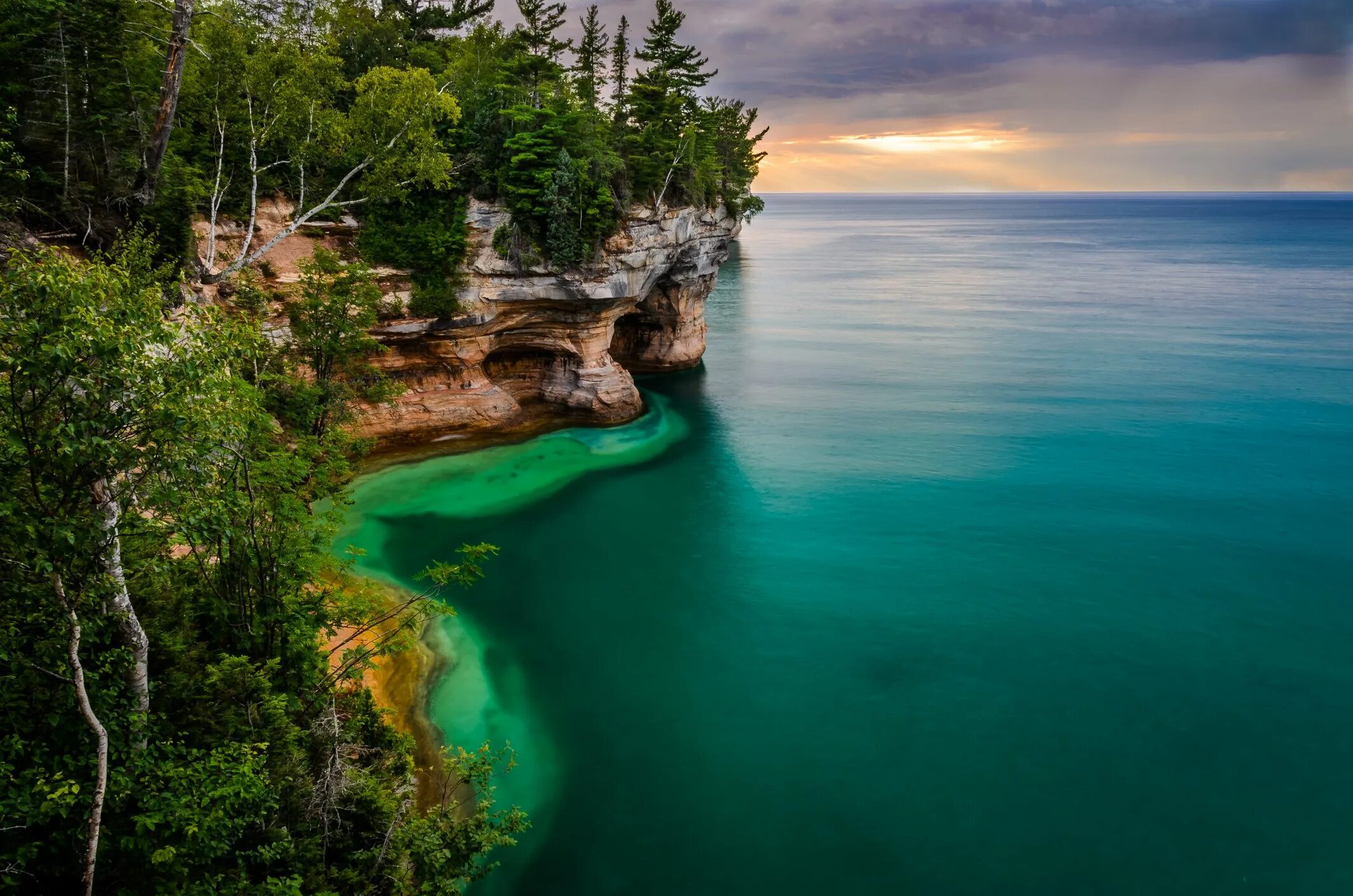 Озеро мичиган сообщение. Парк pictured Rocks Lakeshore Мичиган. Озеро Мичиган. Америка озеро Мичиган. Озеро Мичиган фото.