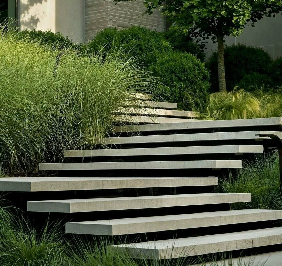 Горизонтально ступеньки. Перила для лестницы. Ступени в газоне. Ступеньки в ландшафте. Перила ограждения.