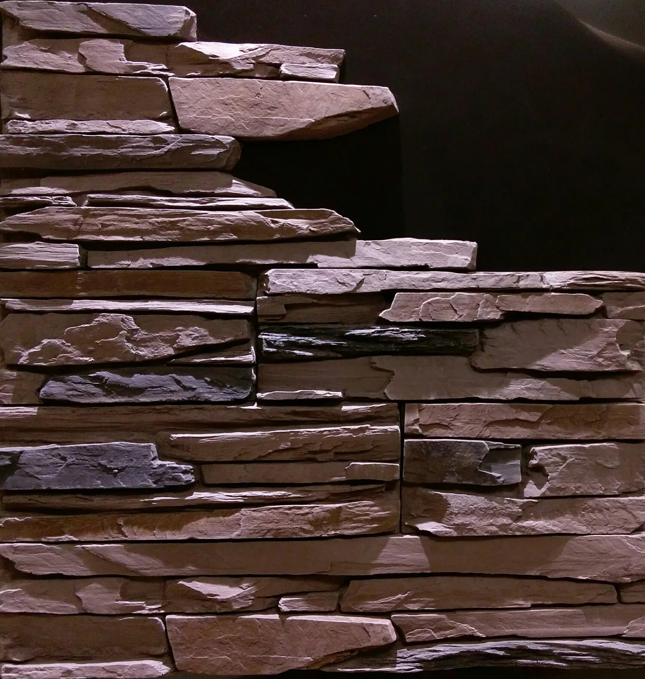 Дикий камень в леруа мерлен. Отделка комнаты декоративным камнем. Отделка декоративным камнем. Камень искусственный декоративный. Вайт хиллс камень фасадный.