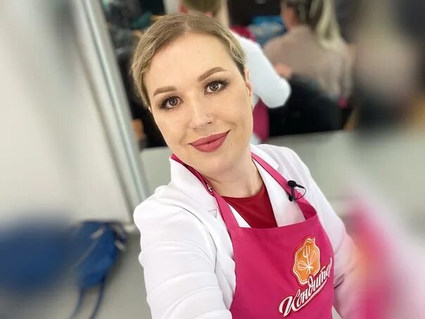 Ренат агзамов шоу кондитер. Шоу кондитер на пятнице. Шеф кондитер пятница. Ренат агзамов кондитер на пятнице. Ренат агзамов торты шоу кондитер.