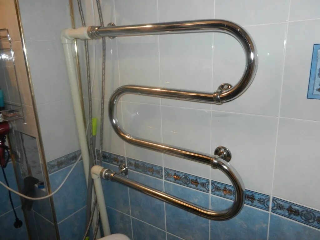 монтаж полотенцесушителя в ванной. монтаж полотенцесушителя в ванной. полотенцесушитель двин dw с полочкой. сантехник полотенцесушитель. полотенцесушитель подвод снизу 2.