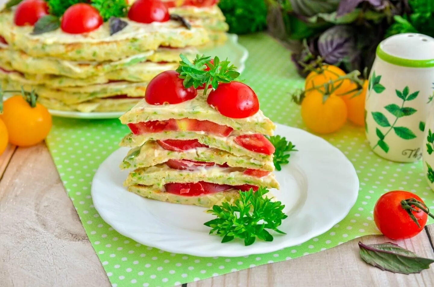 Кабачковый торт с помидорами и чесноком. Кабачковый торт с помидорами и чесноком и сыром. как украсить кабачковый торт сверху. кабачковый торт с помидорами и чесноком рецепт.
