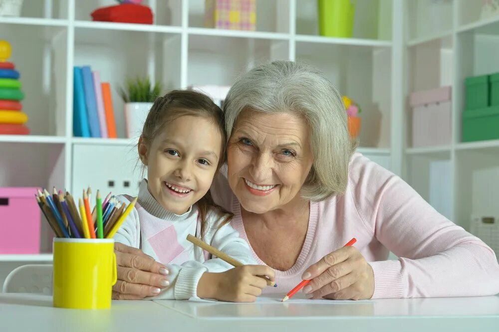 Бабушка и внучка Эстетика. Бабушка с внучкой за партой. Бабушка рисует фото. Бабушка и внучка танцуют.