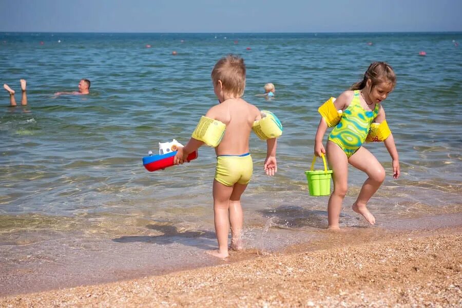 Дети на море. Детский пляж. Черное море пляж дети. Малыш на пляже. Азовское море для детей