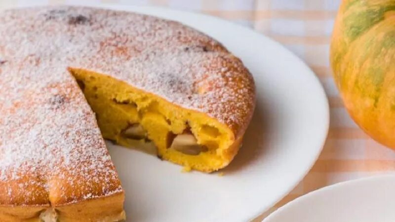Шарлотка из тыквы в духовке. Тыквенно яблочная шарлотка. шарлотка с тыквой. шарлотка с тыквой и яблоками. шарлотка из тыквы.