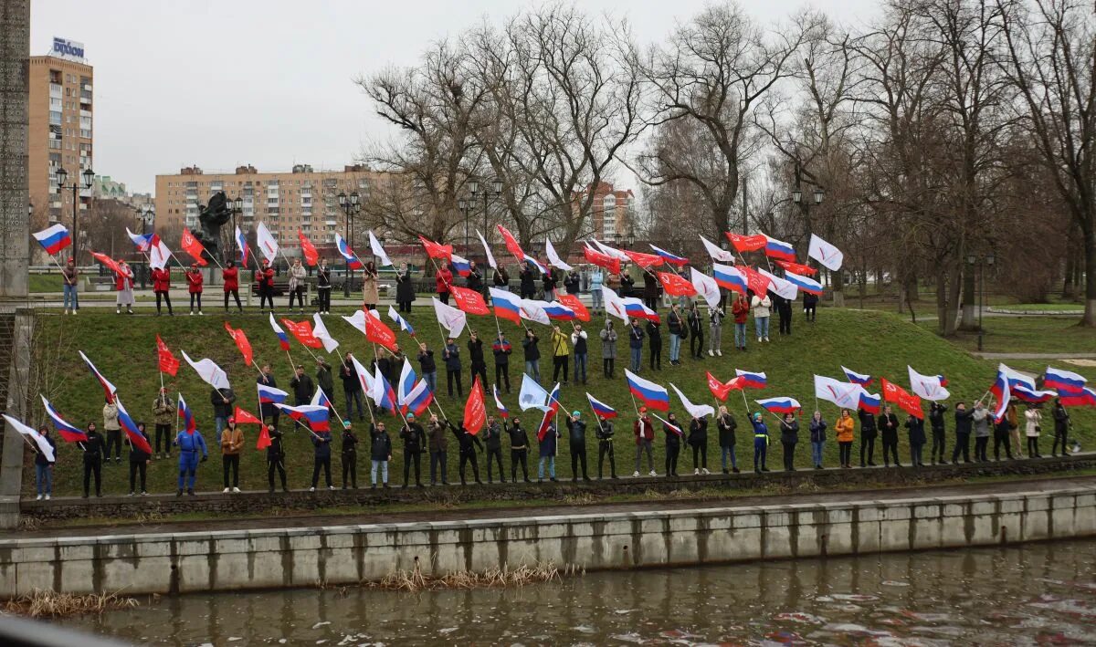 Флешмоб лета россии. В поддержку Российской армии. Поддержка армии России. Флешмоб в поддержку Российской армии на Украине. Флешмоб в поддержку Российской.