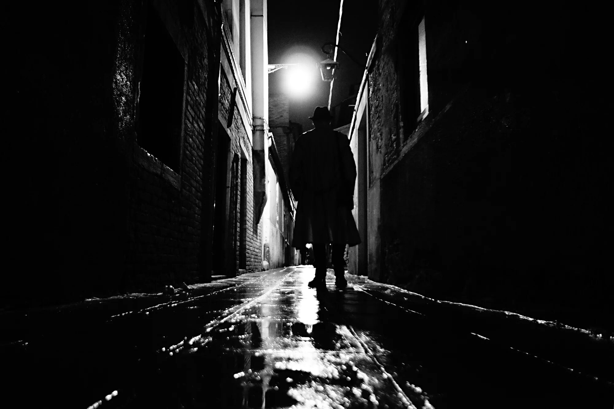 Наугад в темноту. Человек в темном переулке. Человек на темной улице. Темный переулок. Нуар дождь.