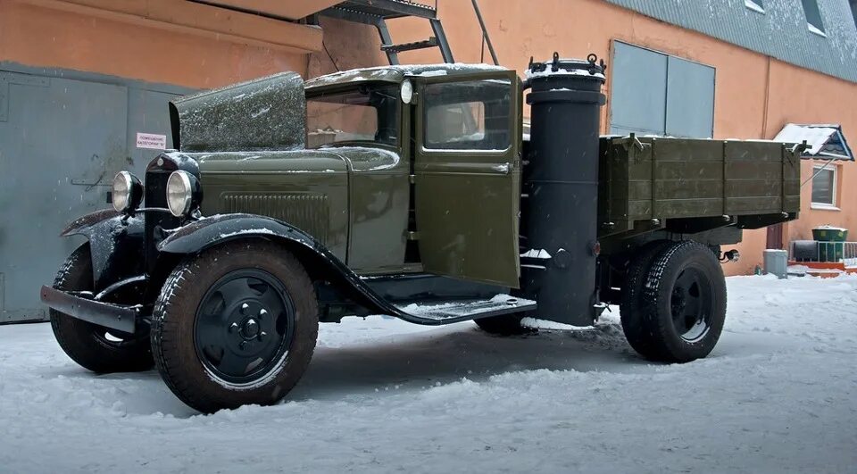 Газ-51 газогенератор на дровах. Газ-аа полуторка военная. Газогенераторный автомобиль газ-42. Полуторка машина газ аа. На каком топливе работали грузовики газ аа.