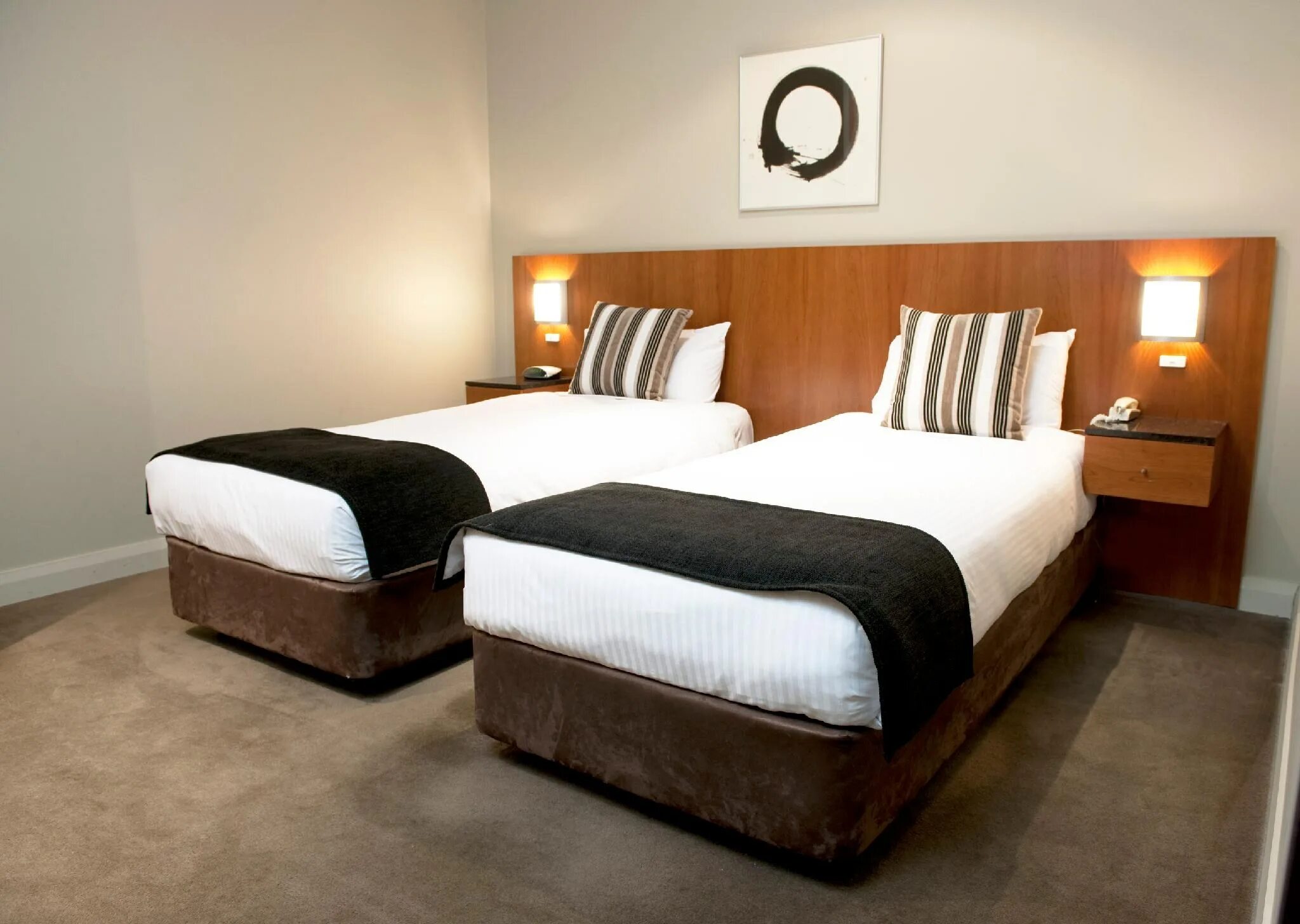 Twin bed что это в отеле. Спальня с двумя кроватями для супругов. Односпальная кровать twin (96х190) alisdair, ashley furniture. Спальня с раздельными кроватями. Twin beds in a hotel.