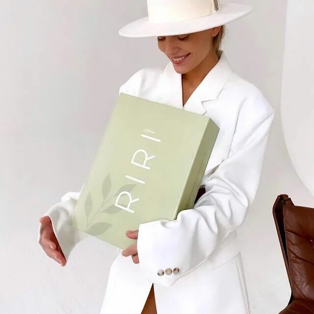 судьи рыжая девушка в платье с разрезом. Riri moscow. бархатное платье пиджак 12 storeez. Riri moscow. Riri moscow.