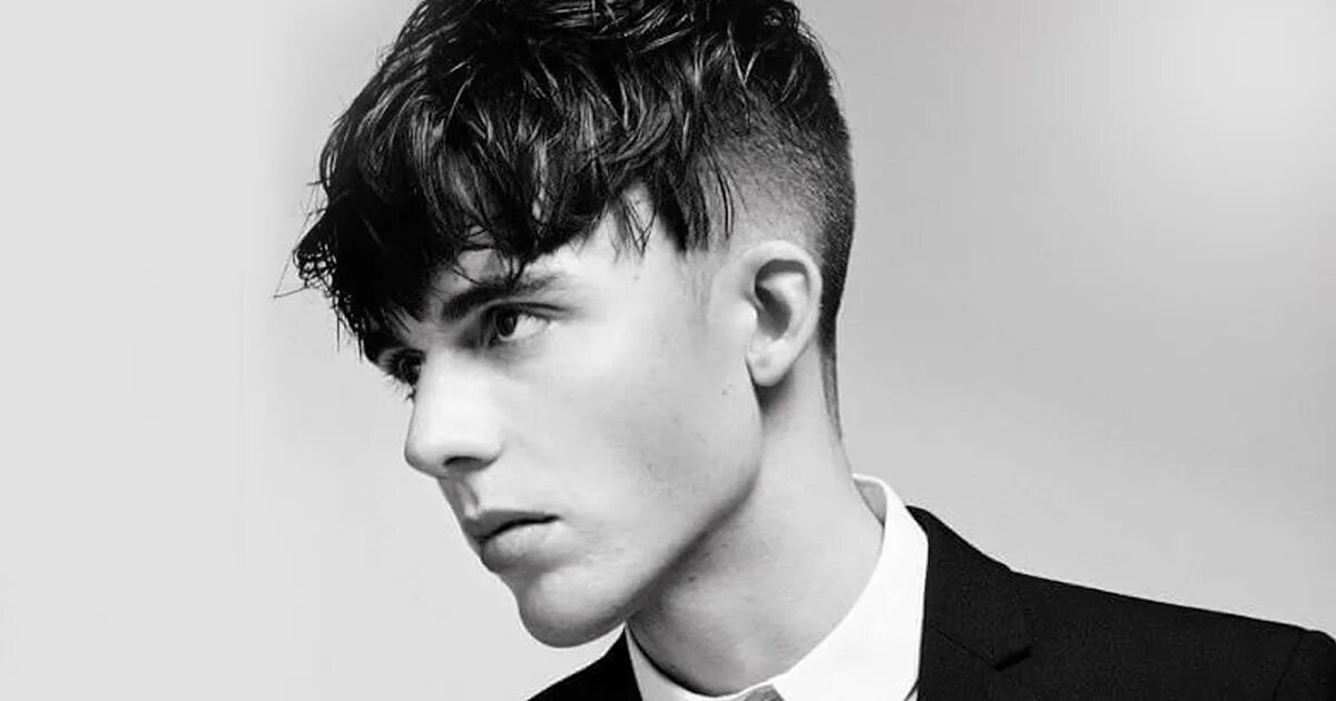 Фриндж прическа мужская. Фринж haircut. Мужские стрижки короткие с челкой вперед. Fringe crop стрижка. Fringe crop стрижка.