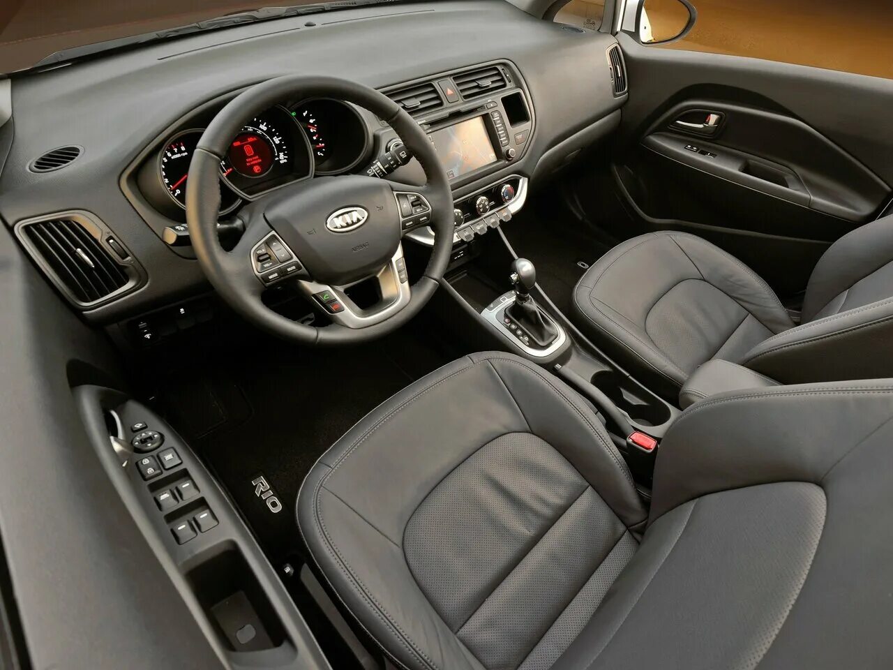 Сравнение Kia Carens и Maruti Omni по характеристикам, стоимости покупки и обслу
