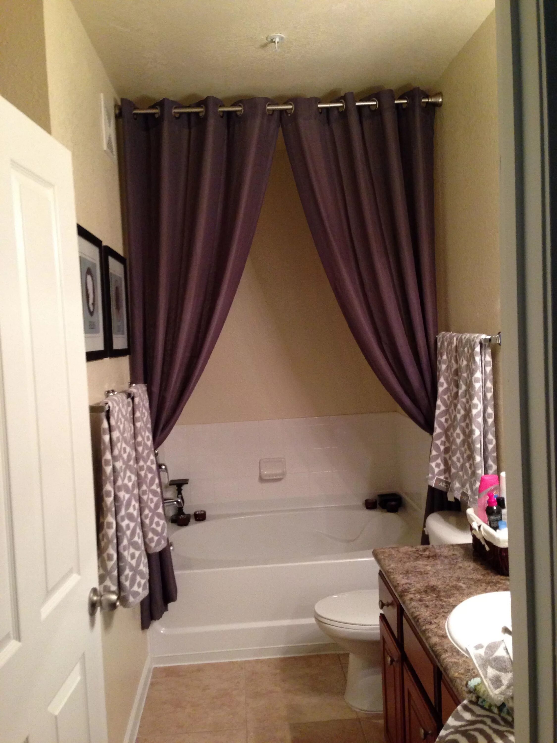 Повесить шторку в ванну. Шторы в ванную комнату. Шторы в ванную комнату на окно. Современные шторы для ванной комнаты. Шторы в санузел на окно.