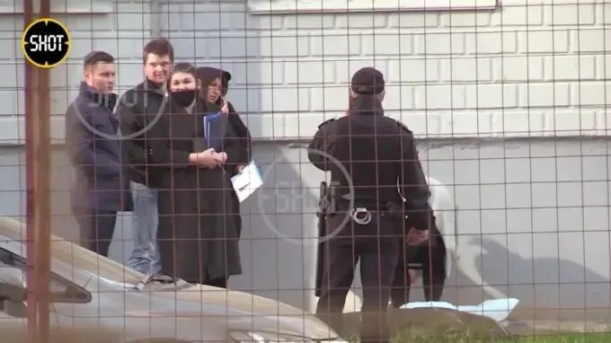 Девочка выбросилась из окна спб. Женщина выпала с ребенком. Мать с двумя детьми выбросилась из окна. Девочка выпала из окна москва. Девочка выпала из окна в подольске.