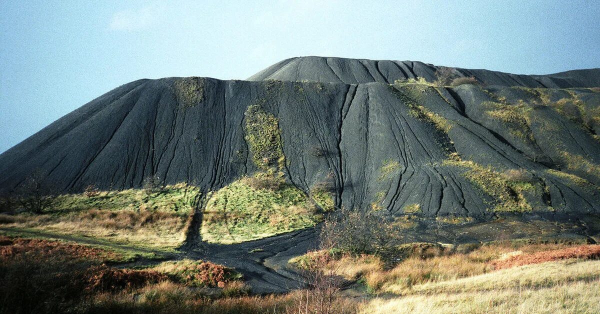 Антропогенный рельеф терриконы. Терриконы что это такое окружающий мир. Уральские горы- терриконы. Террикон торез. Отвалы пустой породы.