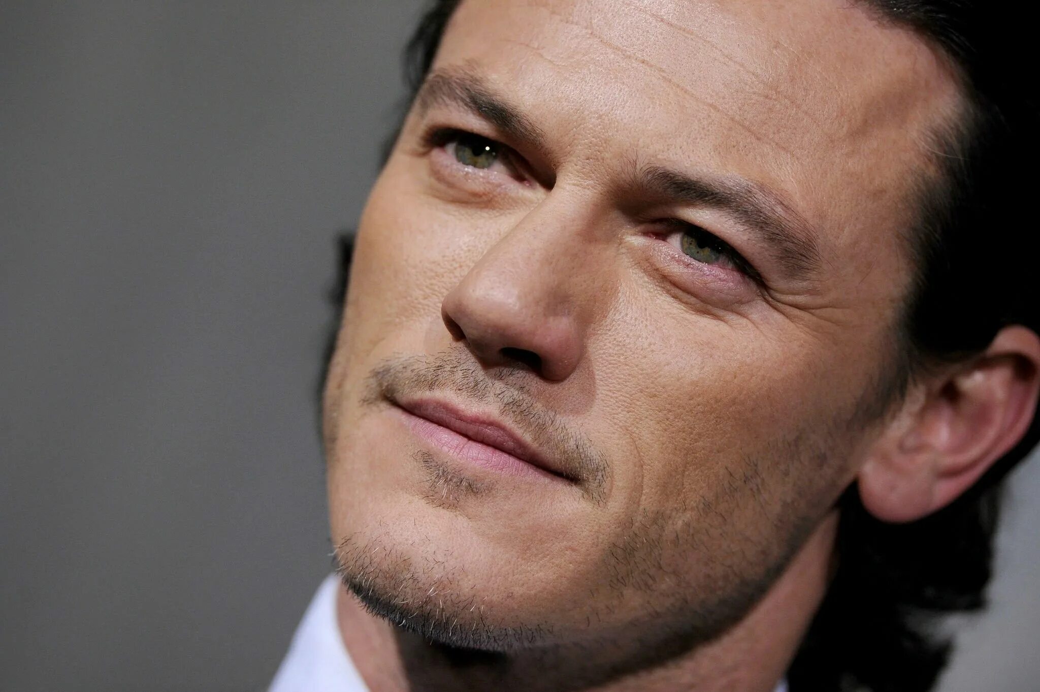 Luke evans. Люк Эванс. Люк Эванс улыбается. Люк Эванс в молодости. Люк Эванс цвет глаз.