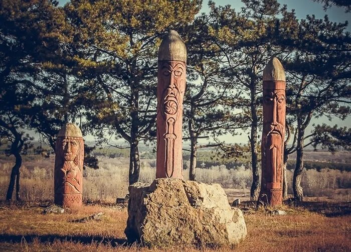 Капище славян. Капище Перуна Змеинка. Капище Перуна славяне. Капище Перуна Орел. Святилища капища славян.