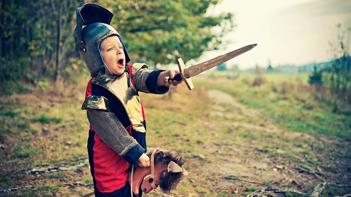 Воспитать воина. Меч для детей. Мальчик с мечом. Мальчик с деревянным мечом. Дети сражаются на мечах.