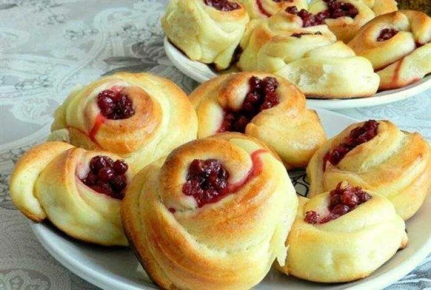Булочки с брусникой из дрожжевого теста