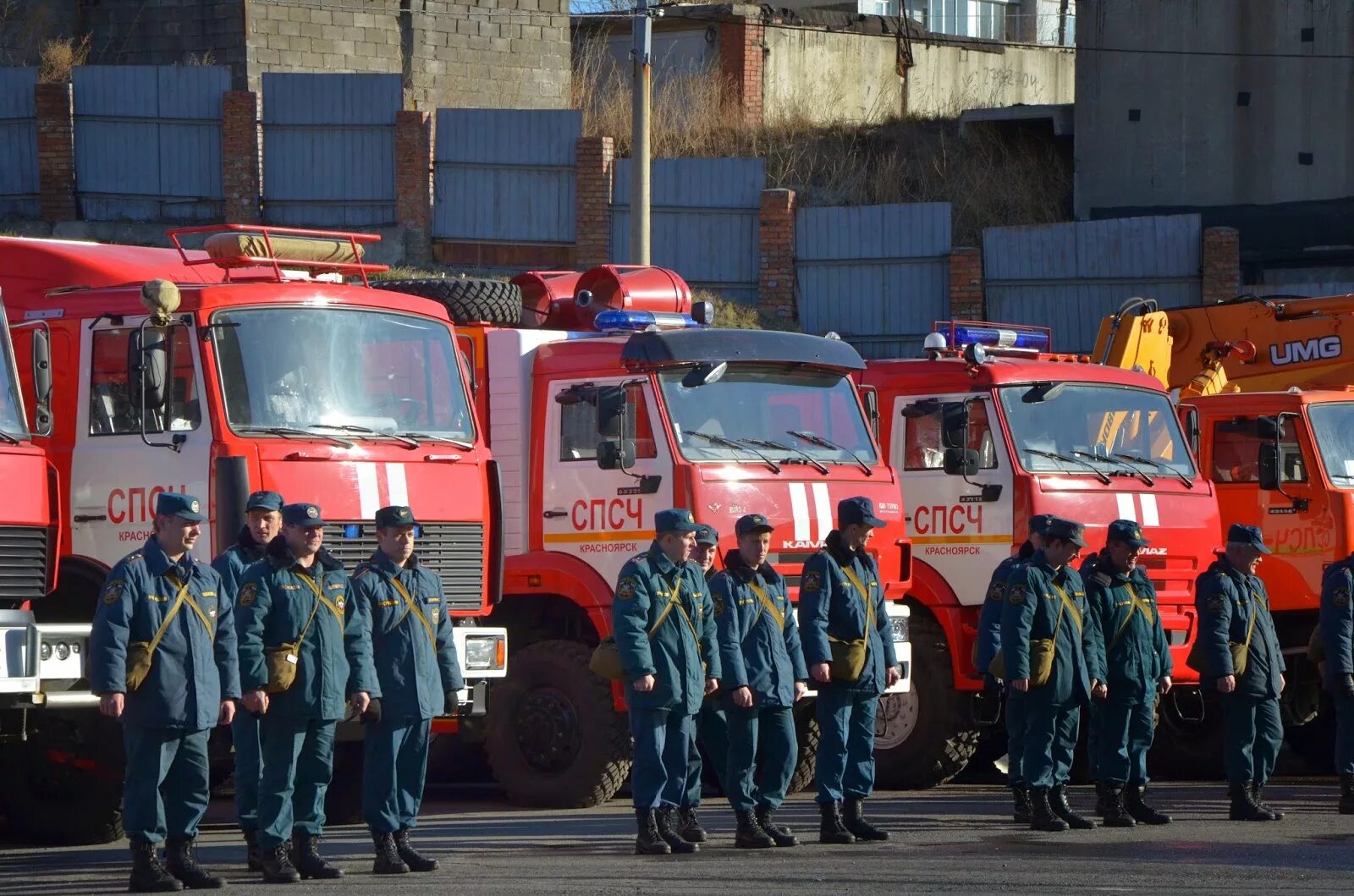 Работник пожарной службы. ГПС МЧС России (пожарная охрана). Противопожарная служба МЧС России. Противопожарная служба – подразделение МЧС России. СПСЧ Красноярск.