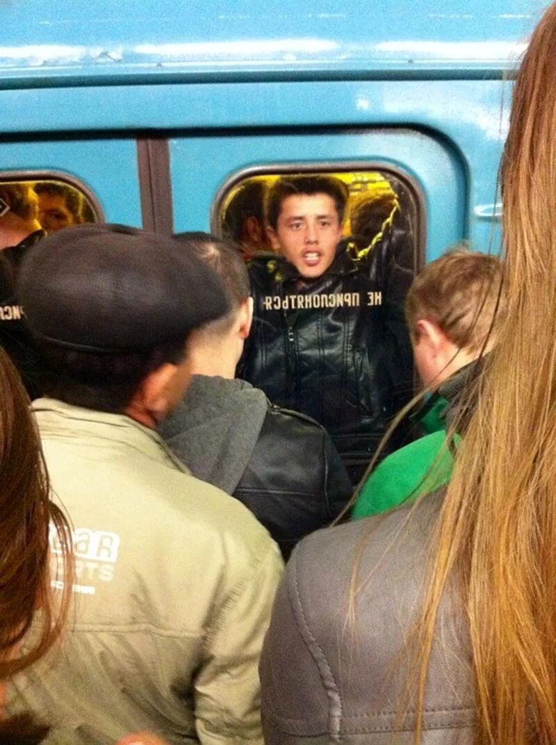 4 часа в метро. Люди в московском метро. люди в вагоне метро. девушка в метро в час пик. фотосессия в метро.