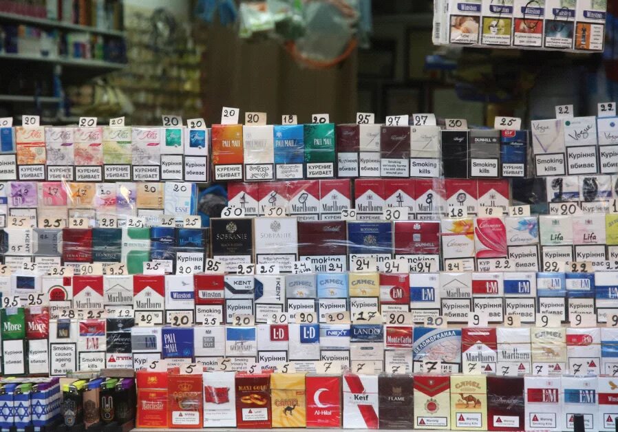 Названия сигарет список. Сигареты ассортимент. Ассортимент сигарет в магазине. Дешевые сигареты ассортимент. Израильские сигареты.